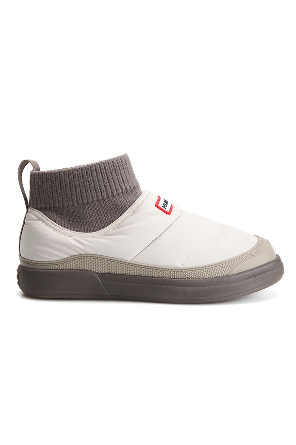 [MEN] 인앤아웃 푸퍼 니트 커프 부츠 - 캐스트 MFS9002RENCFJ는 남성용 부츠입니다. 라운드 앞코에 무지 디자인, 니트 소재와 니트 안감으로 편안함을 더했습니다. 가을, 겨울 시즌에 어울리는 슬립온 스타일의 부츠로, 플랫 굽에 니트 커프스가 특징입니다. 출근룩과 산책룩에 캐주얼, 미니멀, 시티보이 스타일을 연출하기 좋습니다. 화이트와 그레이 두 가지 색상으로 만나보세요.
