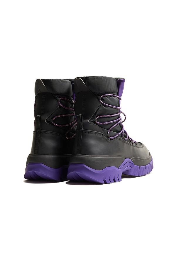 [WOMEN] 원더러 레이스업 아웃도어 부츠 - 리치퍼플 WFS2251NYLBRP는 여성용 아웃도어 부츠입니다. 리치퍼플과 블랙 두 가지 색상으로 제공되며, 가을, 겨울 계절에 적합합니다. 라운드 토우, 플랫 굽, 레이스업 디자인, 그리고 미끄럼 방지 기능이 특징입니다. 나일론 소재로 제작되어 방수 기능과 아웃도어 스타일을 강조하며, 등산, 캠핑, 산책 등 다양한 TPO에 활용 가능합니다. 고프코어, 캐주얼, 미니멀 스타일을 즐기는 여성에게 추천합니다.
