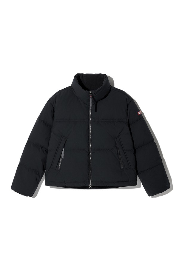 [WOMEN] 인앤아웃 다운 재킷 - 블랙 HDW0002ADZBLK은 여성용 다운 재킷으로, 겨울철 추위로부터 당신을 따뜻하게 보호해 줄 것입니다. 일상생활은 물론, 스노우 스포츠 활동 시에도 착용 가능하며, 방수, 방풍 기능으로 어떠한 날씨에도 쾌적함을 유지합니다. 부드러운 촉감의 나일론 소재와 레귤러 핏, 긴 소매 기장으로 편안한 착용감을 선사합니다. 후드가 달려 있으며, 집업 스타일로 간편하게 입고 벗을 수 있습니다. 스포티하면서도 캐주얼한 무드의 블랙 컬러 무지 디자인으로, 여행룩이나 등산룩 등 다양한 스타일에 활용하기 좋습니다.
