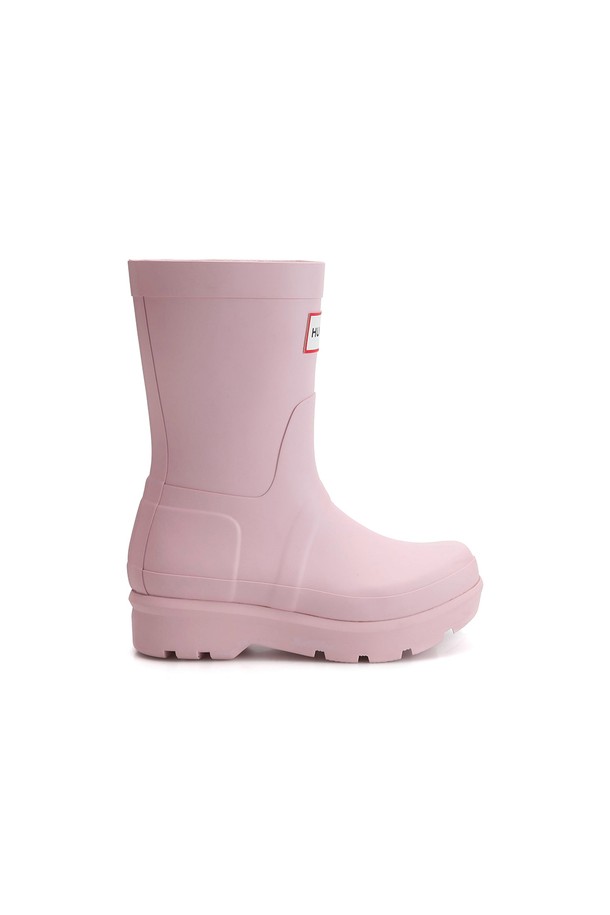 [WOMEN] 오리지날 2.0 숏 레인부츠 - 아젤리아핑크 UFS7000RMAAPL은 여성용 레인부츠로, 4.5cm 로우힐 굽으로 편안함을 더했습니다. 아젤리아핑크 컬러의 무지 디자인과 라운드 앞코가 특징이며, 캐주얼 및 미니멀 스타일 연출에 적합합니다. FSC 러버, 고무, 재생 폴리에스터 등 튼튼한 소재로 제작되었으며, 핸드메이드, 방수, 벌커나이징 공법으로 우수한 내구성을 자랑합니다. 봄, 여름, 가을, 겨울 사계절 내내 착용 가능하며, 양말과 함께 착용하는 것을 권장합니다.