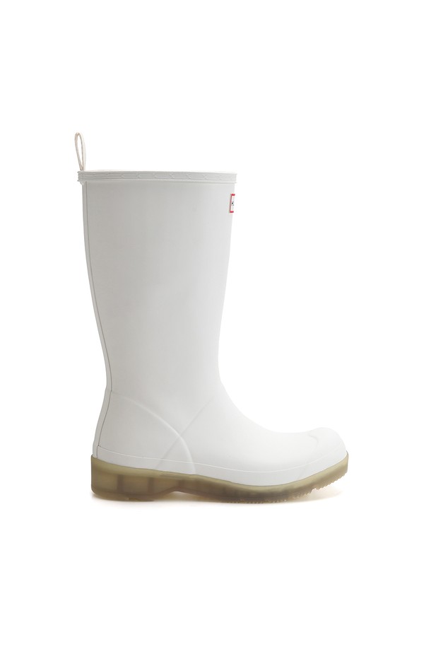 [WOMEN] 플레이 트랜스루센트 톨 레인부츠 - 셰이디드화이트 WFTK001RMASHW는 여성용 레인부츠로, 미니멀, 캐주얼, 클래식 스타일을 지향합니다. 셰이디드화이트 색상의 무지 디자인에 라운드 앞코, 3.35cm 로우힐 굽으로 편안함을 더했습니다. 봄, 여름, 가을, 겨울 사계절 모두 착용 가능하며, 일상과 하이킹 TPO에 적합합니다. FSC 인증 천연고무, 재활용 폴리에스터 라이닝, 방수 기능, 핸드메이드, 3D 패턴 커팅, 알루미늄 라스트 몰딩, 전통적 가황 공법으로 제작되었습니다. 발볼은 와이드하며, 톨 탑라인과 오픈형 신발 여밈으로 편안한 착용감을 제공합니다.
