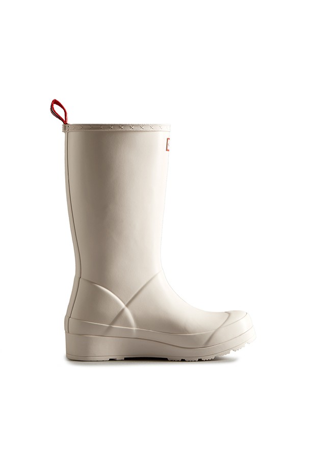 [WOMEN] 오리지날 플레이 톨 레인부츠 - 캐스트 WFT2007RMACAS는 여성용 롱부츠로, 라운드 앞코에 3cm 로우힐 굽을 갖춘 신발입니다. FSC 인증 천연고무와 재활용 폴리에스터 안감을 사용하여 제작되었으며, 핸드메이드 방식으로 꼼꼼하게 만들어졌습니다. 미니멀, 캐주얼, 클래식 스타일을 소화하며, 우천시나 일상생활에서 모두 착용 가능합니다. 방수 및 생활 방수 기능을 제공하며, 와이드 발볼로 편안한 착용감을 선사합니다. 색상은 화이트이며, 오픈형으로 신고 벗기 편리합니다.
