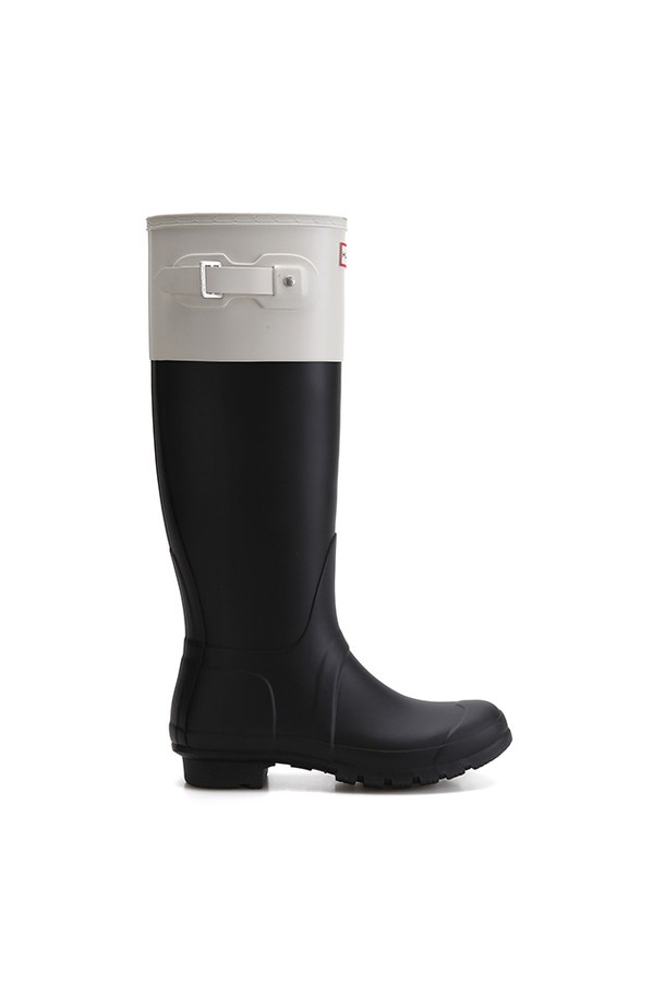 [WOMEN] 오리지널 컬러 블록 톨 레인부츠 - 블랙/캐스트 WFT2272RMABCA는 비 오는 날과 야외 활동에 적합한 여성 레인부츠입니다. 라운드 앞코에 3cm 로우 힐 디자인으로 편안한 착용감을 제공하며, 방수 기능으로 우수한 실용성을 자랑합니다. 블랙과 화이트 컬러 배색의 컬러 블록 패턴은 캐주얼, 미니멀, 클래식 스타일을 모두 아우르며, 재생 폴리에스터 안감과 FSC 인증 천연고무, 핸드메이드, 벌커나이징 공법 등 섬세한 디테일이 돋보입니다. 미드컷 탑라인과 버클 신발 여밈, 3D 패턴 커팅과 알루미늄 라스트 구조가 적용되었습니다. 봄, 여름, 가을, 겨울 사계절 내내 여행룩을 포함한 다양한 스타일에 매치하여 스타일리시하게 연출할 수 있습니다.
