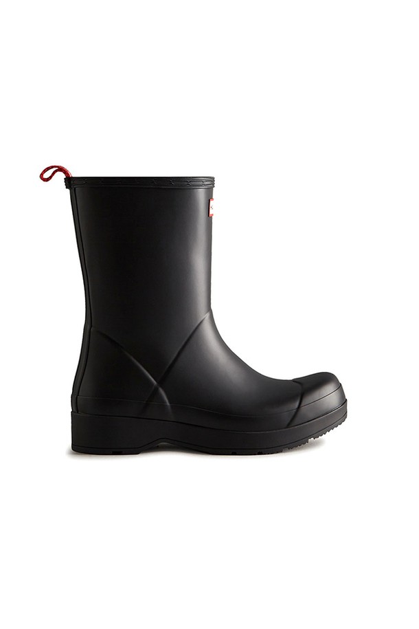 [MEN] 오리지날 플레이 미드 레인부츠 - 블랙 MFS9087RMABLK는 남성용 레인부츠로, 캐주얼, 미니멀, 클래식 스타일을 연출합니다. 블랙 컬러의 라운드 앞코 디자인이며, 일상생활과 우천 시에 모두 착용 가능합니다. 4cm 굽 높이의 플랫 굽으로 제작되었으며, 방수 기능과 내구성이 뛰어납니다. 핸드메이드, 내추럴 러버 소재, FSC 인증 소재를 사용하여 제작되었으며, 슬립온 형태로 간편하게 착용할 수 있습니다. 봄, 여름, 가을, 겨울 사계절 모두 활용 가능한 실용적인 아이템입니다.
