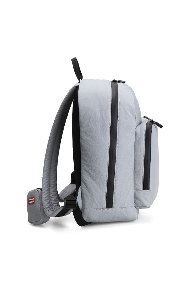 [UNISEX] 투 포켓 백팩 - 오션블루 HCM0001CBZROB는 미니멀, 캐주얼, 시티보이 스타일을 추구하는 유니섹스를 위한 백팩입니다. 나일론 소재의 미디엄 사이즈 사각 백팩으로, 오션블루 컬러에 무지 패턴으로 깔끔함을 더했습니다. 넉넉한 수납공간과 투 포켓 디자인으로 실용성을 높였으며, 특히 포켓 디테일과 미니 파우치 세트 구성이 돋보입니다. 여행룩, 출근룩, 산책룩 등 다양한 TPO에 활용 가능하며, 지퍼형 잠금 방식으로 소지품을 안전하게 보관할 수 있습니다.
