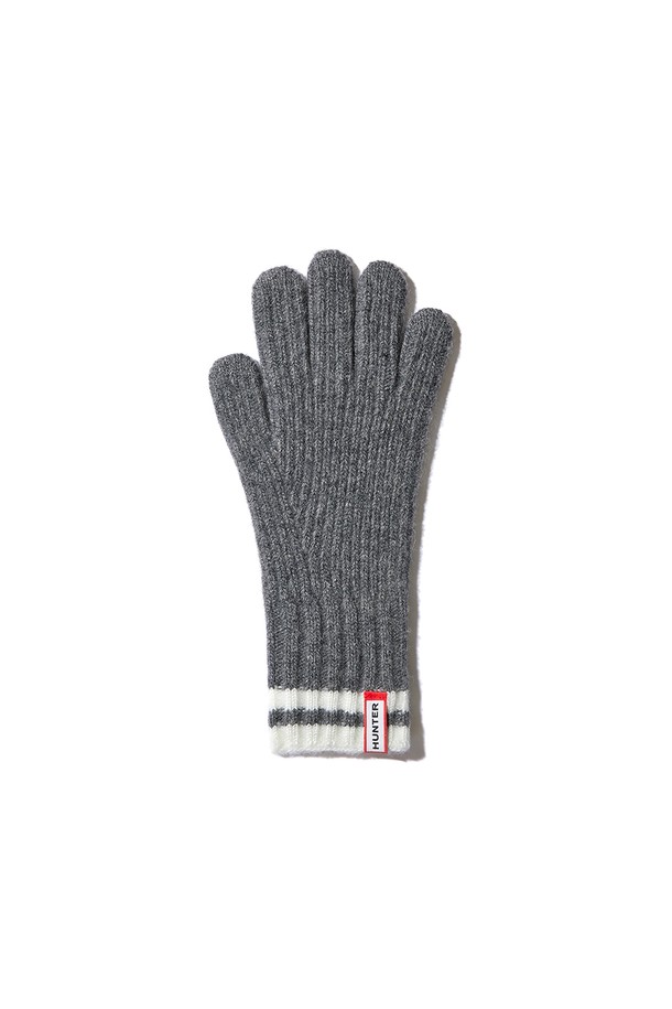 [WOMEN] 에센셜 니트 핑거홀 장갑 - 차콜 HDW0002CGZCHC는 여성용 니트 장갑입니다. 부드러운 촉감의 니트 소재로 제작되어 가을과 겨울에 따뜻하게 착용할 수 있습니다. 베이직한 디자인에 핑거홀 디테일이 더해져 손가락 노출이 가능하며, 출근룩이나 모임룩 등 다양한 TPO에 활용하기 좋습니다. 미니멀, 클래식, 캐주얼 스타일을 즐겨 입는 분들께 추천합니다. 색상은 차콜이며, 무지 디자인으로 어떤 스타일에도 잘 어울립니다.
