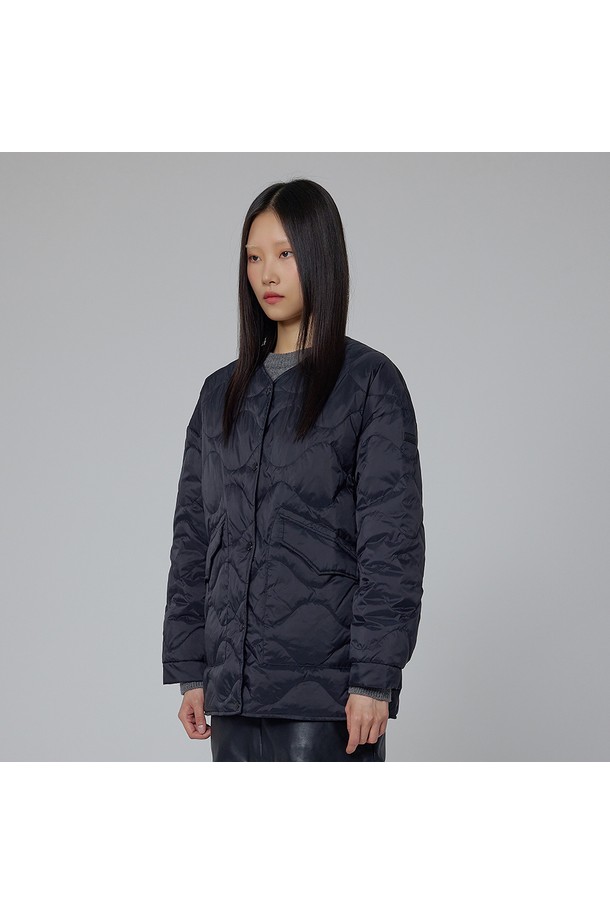 [WOMEN] 익스플로러 퀼팅 경량 다운 재킷 - 블랙 HDW0001ADZBLK는 여성용 다운 재킷입니다. 캐주얼 및 스포티한 스타일을 연출할 수 있으며, 겨울철 일상복으로 적합합니다. 블랙 컬러에 퀼팅 디자인이 돋보이며, 오버핏으로 편안한 착용감을 선사합니다. 가볍고 보온성이 뛰어난 나일론 소재를 사용하여 활동성을 높였습니다. 스냅 여밈 방식과 긴 소매 기장으로 디자인되었으며, 경량 다운 소재로 제작되어 따뜻함과 편안함을 동시에 느낄 수 있습니다.
