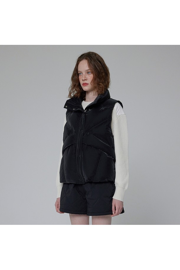 [WOMEN] 글로시 실크 터치 다운 베스트 - 블랙 HDW0001AVZBLK는 여성용 다운 베스트입니다. 미니멀하고 베이직한 스타일로, 겨울철 일상에서 활용하기 좋습니다. 블랙 컬러에 무지 디자인이며, 오버핏으로 편안하게 착용 가능합니다. 부드러운 촉감과 글로시한 광택감이 특징이며, 출근룩과 모임룩에 시크하고 클래식한 무드를 더해줍니다. 실크와 나일론 소재로 제작되었으며, 두꺼운 두께감과 패딩 안감으로 보온성을 높였습니다.
