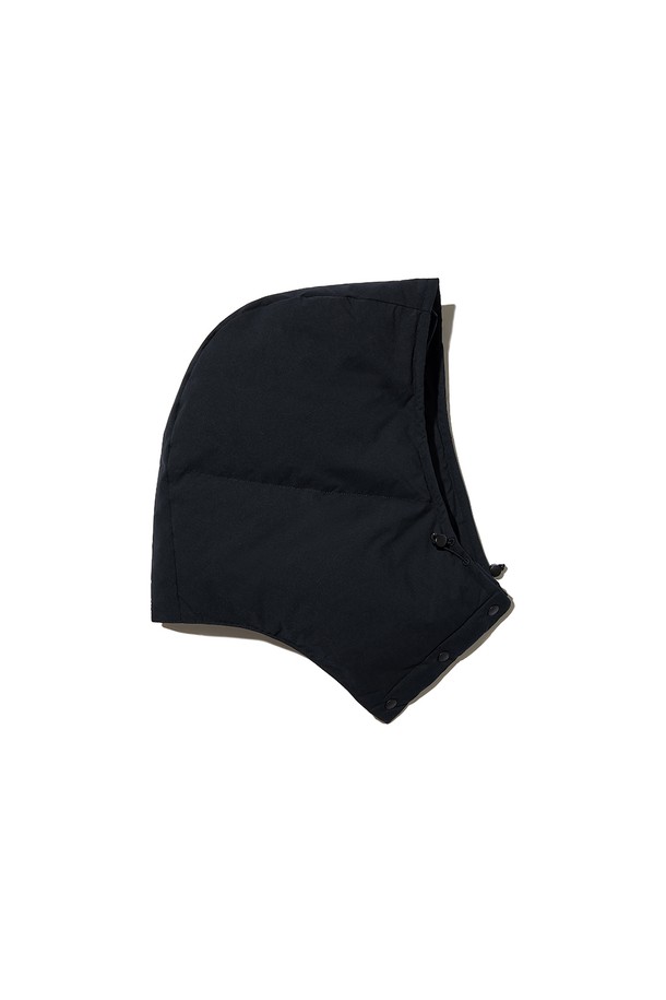 [WOMEN] 퀼팅 다운 바라클라바 - 블랙 HDW0003CHZBLK는 여성용 바라클라바입니다. 깊은 모자 깊이와 부드러운 촉감, 퀼팅 디자인이 특징이며, 겨울철 스포츠 활동 및 일상에서 활용하기 좋습니다. 나일론 소재와 다운 충전재로 제작되어 보온성과 방한 기능을 제공합니다. 블랙 컬러의 캐주얼, 미니멀, 클래식 스타일 연출에 적합한 아이템입니다. 겨울철 추위로부터 따뜻하게 보호해 주는 필수 액세서리입니다.
