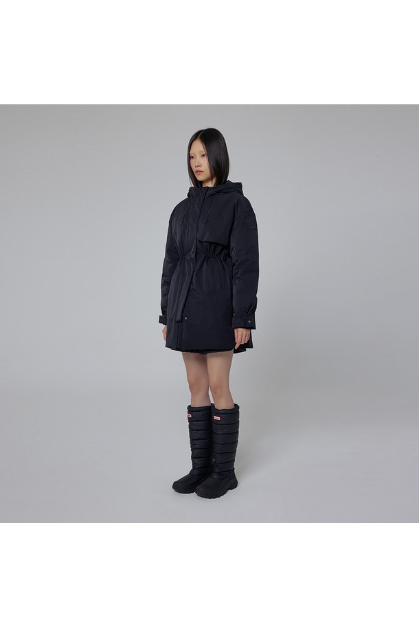 [WOMEN] 오리지날 롱 다운 재킷은 여성용 겨울 아우터로, 미니멀하고 베이직한 스타일을 추구하는 분들에게 적합합니다. 롱 기장의 블랙 컬러 무지 디자인으로, 어떤 옷에도 쉽게 매치할 수 있습니다. 넉넉한 오버핏에 후드와 패딩, 방수 기능까지 갖춰 보온성과 활동성을 모두 만족시킵니다. 부드러운 나일론 소재로 제작되어 편안한 착용감을 선사하며, 집업 방식으로 간편하게 입고 벗을 수 있습니다.
