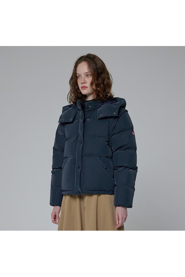 [WOMEN] 글로시 2in1 다운 재킷 - 딥네이비 HDW0006ADZDNV는 여성용 아우터로, 겨울철 캐주얼 스타일을 연출하기에 좋은 숏패딩입니다. 딥네이비 컬러의 무지 디자인에 글로시한 촉감이 특징이며, 2in1 후드 스타일로 다양한 연출이 가능합니다. 보온성을 높여주는 두꺼운 두께감과 오버핏 디자인으로 편안한 착용감을 제공하며, 여행룩과 캠핑룩에 활용하기 좋습니다. 나일론 소재를 사용하여 활동성을 높였으며, 스냅과 지퍼로 여밈이 가능합니다.
