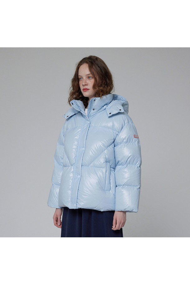 [WOMEN] 인트레피드 미들 다운 재킷 - 스카이 블루 HDW0004ADZSBL은 겨울철 여성의 따뜻함과 스타일을 책임지는 필수템입니다. 넉넉한 오버핏으로 제작되어 편안한 착용감을 선사하며, 캐주얼, 미니멀, 고프코어 스타일을 모두 소화할 수 있습니다. 방수 기능과 두꺼운 두께, 부드러운 촉감의 나일론 소재를 사용하여 일상뿐만 아니라 여행이나 캠핑 등 다양한 TPO에 활용 가능합니다. 스카이 블루 컬러와 무지 디자인, 후드 디테일, 은은한 광택이 더해져 세련된 분위기를 연출합니다. 긴 소매와 집업 여밈 방식으로 보온성을 높였으며, 미디엄 기장으로 활동성을 더했습니다.
