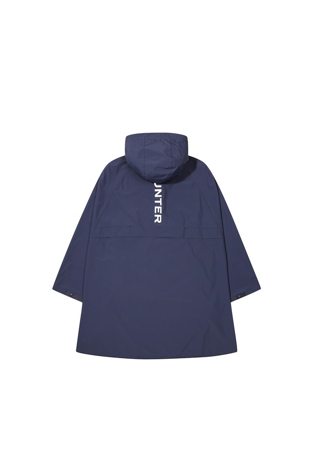 [UNISEX] 워터 리펠런트 패커블 판초 - 네이비(HCW0002ACZNAV)는 가볍고 휴대성이 뛰어난 유니섹스 판초입니다. 방수 기능과 경량성을 갖춘 나일론 소재로 제작되어 변덕스러운 날씨에도 쾌적하게 착용할 수 있습니다. 얇은 두께와 부드러운 촉감은 편안한 착용감을 제공하며, 루즈핏 디자인으로 활동성을 높였습니다. 봄, 가을 여행룩이나 소풍룩에 캐주얼, 스포티, 미니멀한 스타일을 더해주는 아이템입니다. 네이비 컬러와 무지 패턴으로 다양한 스타일에 쉽게 매치할 수 있습니다.
