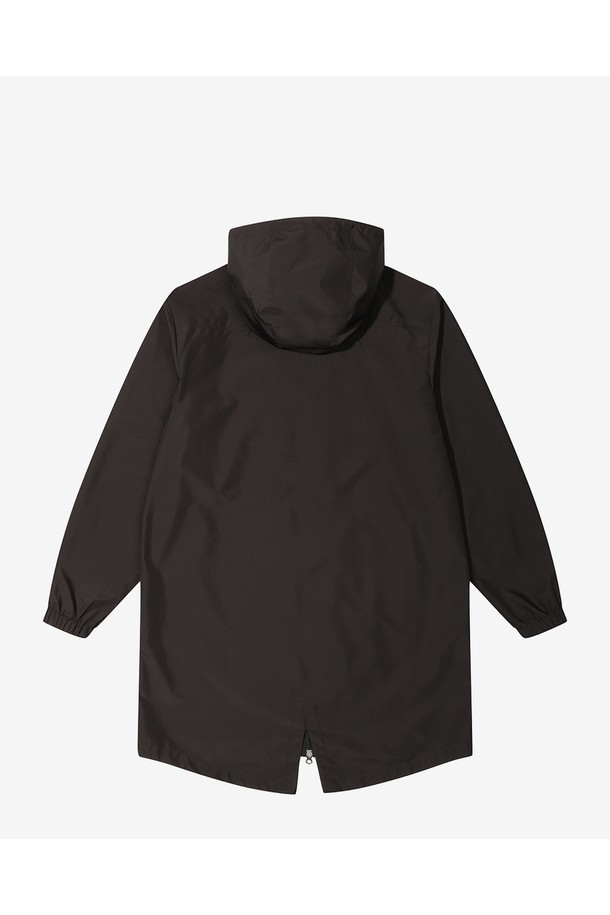 [MEN] 오리지널 라이트웨이트 레인코트 - 블랙 HCM0001AJZBLK는 남성용 레인코트로, 미니멀하고 스포티한 스타일을 연출합니다. 가볍고 부드러운 나일론 소재로 제작되어 봄, 여름, 가을 계절에 착용하기 좋으며, 일상생활과 우천 시 모두 활용 가능합니다. 레귤러핏에 레귤러 기장으로 편안한 착용감을 제공하며, 집업 여밈 방식과 긴 소매 디자인이 특징입니다. 방수, 경량, 통기 기능으로 쾌적함을 유지하며, 출근룩과 여행룩 등 다양한 TPO에 매치하기 좋습니다. 무지 패턴의 블랙 컬러로 어떤 스타일에도 쉽게 코디할 수 있습니다.
