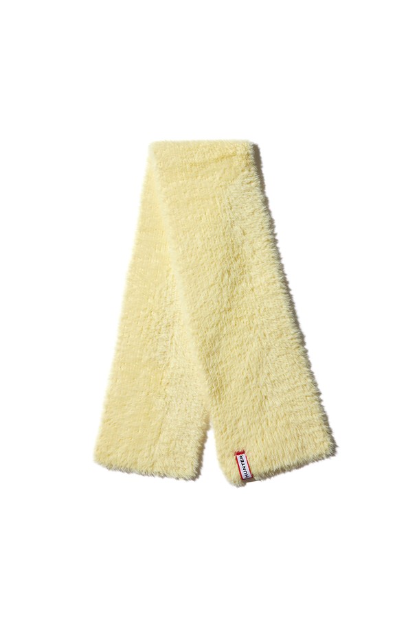 [WOMEN] 소프트 헤어리 머플러 - 옐로우 HDW0001CNZRYL(이하, 소프트 헤어리 머플러)는 부드러운 촉감의 폴리에스테르 소재로 제작되어 가을과 겨울철에 따뜻하게 착용할 수 있는 여성용 머플러입니다. 옐로우 컬러의 무지 디자인에 헤어리 텍스처를 더해 포근하고 세련된 느낌을 선사합니다. 두꺼운 두께감으로 보온성을 높였으며, 베이직한 스타일로 출근룩, 모임룩 등 다양한 TPO에 활용 가능합니다. 클래식, 미니멀, 캐주얼 등 어떤 스타일에도 자연스럽게 어울려 폭넓은 연출이 가능합니다. 부드러운 감촉과 보온성을 갖춘 소프트 헤어리 머플러로 따뜻하고 스타일리시한 겨울을 보내세요.
