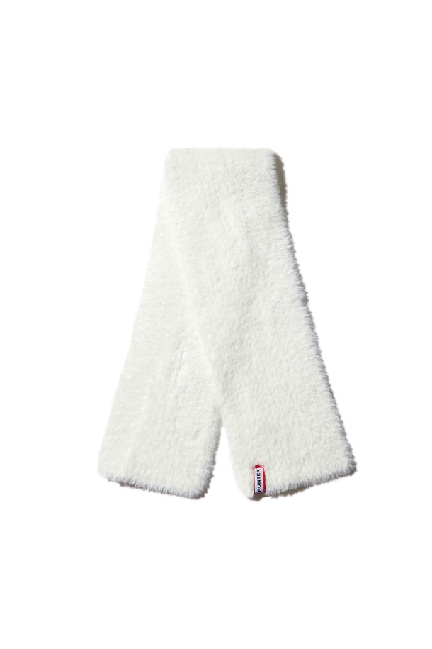 **[WOMEN] 소프트 헤어리 머플러 - 아이보리 (HDW0001CNZIVO)**

부드러운 촉감과 따뜻한 보온성을 제공하는 여성용 머플러입니다. 포근한 헤어리 텍스처가 특징이며, 겨울철 추위를 효과적으로 막아줍니다. 아이보리 컬러의 무지 디자인으로, 출근룩, 모임룩 등 다양한 스타일에 매치하기 용이합니다. 클래식, 미니멀, 캐주얼 등 폭넓은 스타일을 연출할 수 있어 활용도가 높습니다. 폴리에스테르 소재로 제작되어 편안하게 착용할 수 있습니다.
