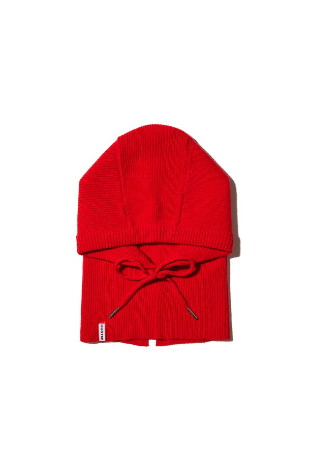 [WOMEN] 에센셜 니트 바라클라바 - 레드는 부드러운 니트 소재로 제작된 여성용 바라클라바입니다. 겨울철 방한을 위한 필수 아이템으로, 깊은 모자 깊이와 얼굴 전체를 덮는 디자인이 특징입니다. 캐주얼 및 미니멀 스타일의 의상에 잘 어울리며, 조임용 끈 디테일로 착용감을 조절할 수 있습니다. 컬러는 레드, 무지 패턴이며 두꺼운 두께감으로 보온과 방풍 기능을 제공합니다.
