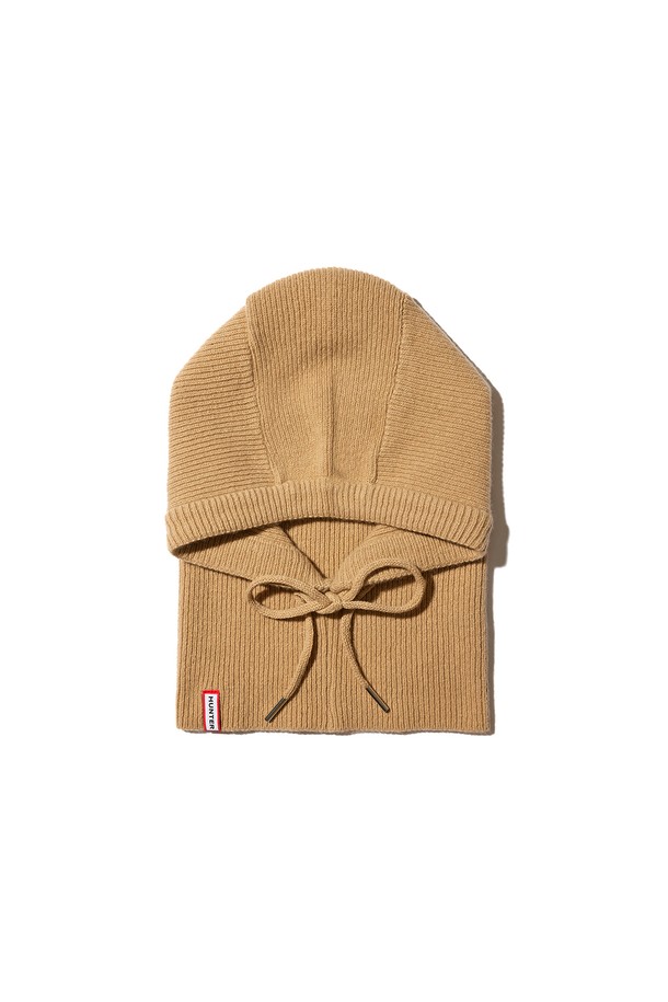 [WOMEN] 에센셜 니트 바라클라바 - 베이지 HDW0001CHZBEI는 여성용 바라클라바입니다. 부드러운 니트 소재로 제작되어 가을, 겨울철 보온성을 높여줍니다. 깊은 모자 깊이와 턱끈 디테일로 안정적인 착용감을 제공하며, 무지 디자인에 리본 장식으로 포인트를 더했습니다. 미니멀, 클래식, 캐주얼 스타일 모두 소화 가능한 활용도 높은 아이템입니다. 베이지 컬러로 다양한 의상에 매치하기 용이합니다.
