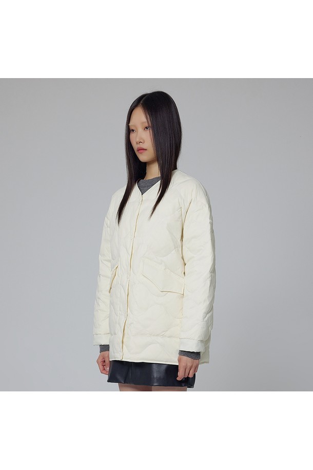 [WOMEN] 익스플로러 퀼팅 경량 다운 재킷 - 아이보리 HDW0001ADZIVO는 일상, 출근룩, 여행룩에 모두 잘 어울리는 여성용 다운 재킷입니다. 아이보리 컬러의 레귤러핏으로 제작되었으며, 캐주얼, 미니멀, 클래식 스타일을 모두 아우릅니다. 가볍고 따뜻한 경량 다운 충전재와 부드러운 나일론 소재를 사용하여 편안한 착용감을 선사합니다. 퀼팅 디자인과 집업 여밈 방식으로 디자인되었으며, 긴 소매 기장과 두꺼운 두께로 겨울철에도 따뜻하게 입을 수 있습니다. 베이직한 디자인으로 다양한 스타일 연출이 용이합니다.
