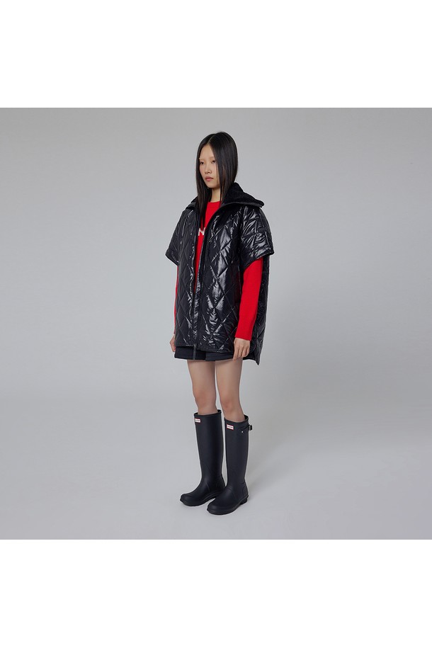 [WOMEN] 원더러 부클 포인트 패딩 케이프 - 블랙 HDW0004AOZBLK는 부드러운 촉감의 나일론 소재로 제작된 여성용 겨울 패딩 케이프입니다. 캐주얼 스타일의 오버핏 디자인으로, 집콕룩이나 산책, 외출 시 편안하게 착용하기 좋습니다. 블랙 컬러에 퀄팅 디테일과 부클 소재가 포인트로 더해져 미니멀하면서도 클래식한 무드를 연출합니다. 두꺼운 두께감으로 보온성을 높였으며, 반소매 형태로 활동성을 더했습니다. 지퍼 여밈 방식의 크롭 기장으로 다양한 스타일링에 활용할 수 있습니다.
