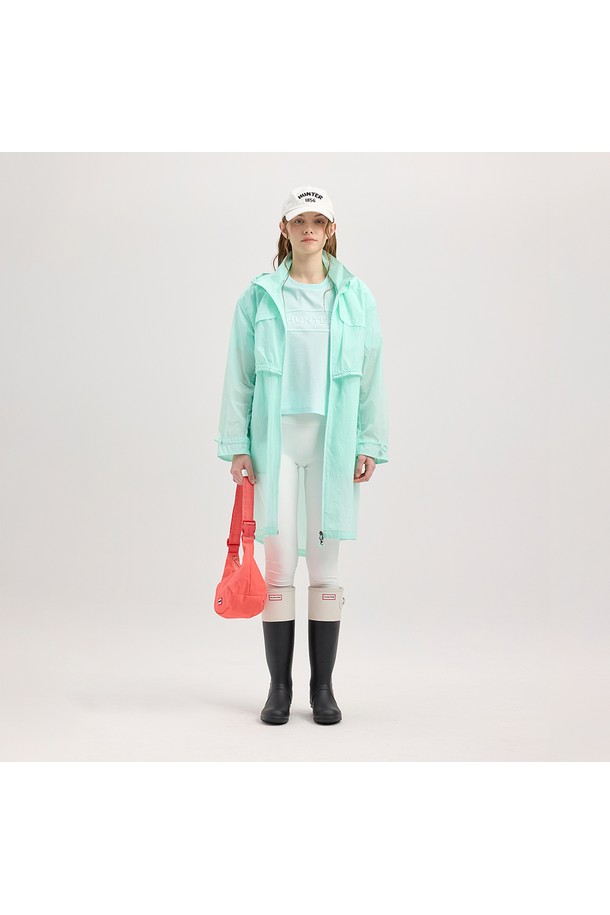 **[WOMEN] 트래블 윈드브레이커 파카 - 제이드 HCW0006AJZJAD**는 여행과 일상에서 활용하기 좋은 여성용 윈드브레이커 파카입니다. 부드러운 촉감의 나일론 소재로 제작되어 봄, 여름 시즌에 적합하며, 제이드와 민트 두 가지 색상 옵션을 제공합니다. 레귤러 핏에 후드, 방수 기능을 갖춰 실용성을 높였으며, 가벼운 무게감으로 편안하게 착용할 수 있습니다. 캐주얼, 스포티, 미니멀 스타일을 모두 소화할 수 있으며, 얇은 두께감과 긴 소매 기장, 집업 여밈 방식이 특징입니다. 여행룩이나 휴가룩에 매치하여 스타일리시함을 더해보세요.
