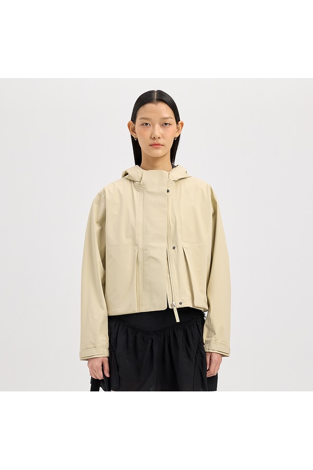 [WOMEN] 워터프루프 숏 레인 재킷 - 스무스페블 HCW0001AJZSMP는 여성용 레인 자켓입니다. 캐주얼, 스포티, 미니멀 스타일을 추구하는 분들께 적합하며, 여행룩, 산책룩, 휴가룩 등 다양한 TPO에 활용할 수 있습니다. 얇은 두께감의 나일론 소재로 제작되어 부드러운 촉감을 선사하며, 봄, 여름, 가을 시즌에 착용하기 좋습니다. 무지 디자인에 숏 기장, 후드 타입, 집업 여밈 방식으로 편안하게 착용 가능하며, 레귤러 핏으로 제작되었습니다. 뛰어난 방수 및 생활 방수 기능으로 궂은 날씨에도 쾌적하게 활동할 수 있습니다.
