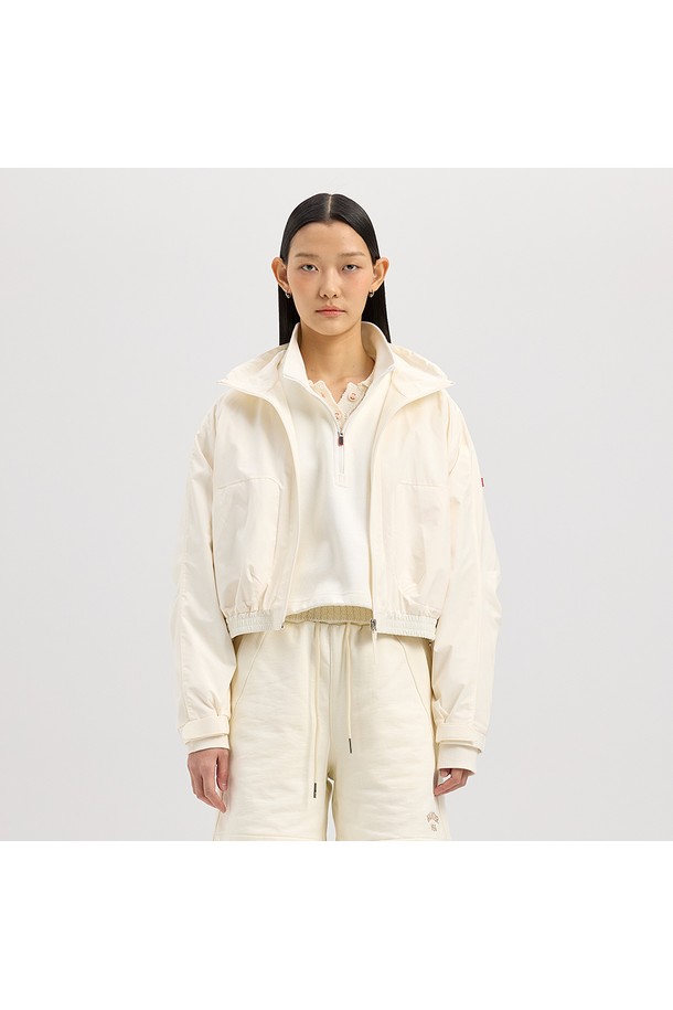 [WOMEN] 립스탑 숏 윈드 재킷 - 아이보리 HCW0003AJZIVO는 여성용으로, 가볍고 얇은 두께감의 나일론 소재를 사용하여 봄, 여름 시즌에 적합합니다. 립스탑 원단으로 제작되어 내구성이 뛰어나며, 방풍 기능으로 활동적인 날씨에도 쾌적함을 유지합니다. 아이보리 컬러의 무지 디자인에 레귤러 핏, 집업 스타일로 캐주얼하고 스포티한 연출이 가능합니다. 산책, 러닝, 여행 등 다양한 TPO에 활용하기 좋으며, 미니멀한 스타일을 선호하는 분들께 추천합니다. 긴 소매 기장의 숏 기장 윈드 재킷입니다.
