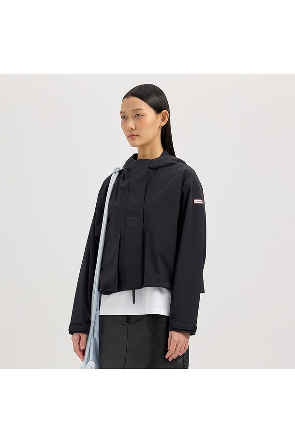 [WOMEN] 워터프루프 숏 레인 재킷 - 블랙 HCW0001AJZBLK는 여성용 레인 자켓입니다. 미니멀하고 스포티한 스타일의 이 재킷은 봄, 여름, 가을 계절에 활용 가능하며, 일상생활과 우천 시 모두 착용하기 좋습니다. 숏 기장에 집업 여밈 방식이며, 레귤러 핏으로 편안하게 착용할 수 있습니다. 방수 및 생활 방수 기능이 있어 갑작스러운 비에도 끄떡없으며, 후드가 달려 있어 실용성을 더합니다. 얇은 두께의 나일론 소재로 제작되었으며, 여행룩 연출에도 적합합니다.
