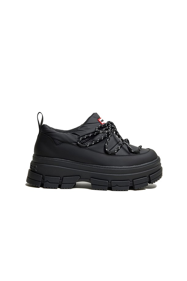 [UNISEX] 원더러 푸퍼 숏 스노우부츠 - 블랙 WFSB048POLBLK는 유니섹스 디자인으로, 겨울철 스노우 스포츠 및 일상생활에서 폭넓게 활용 가능한 스노우부츠입니다. 라운드 앞코와 플랫 굽으로 편안한 착용감을 제공하며, 합성가죽 소재에 방한, 방수 기능을 더하여 추운 날씨에도 따뜻하고 쾌적하게 신을 수 있습니다. 레이스업 방식의 숏 부츠 디자인으로, 캐주얼, 미니멀, 고프코어 스타일의 여행룩, 휴가룩, 캠핑룩에 잘 어울립니다. 블랙 컬러의 무지 디자인은 어떤 스타일에도 쉽게 매치할 수 있는 실용적인 아이템입니다. 패딩 안감으로 보온성을 높였습니다.
