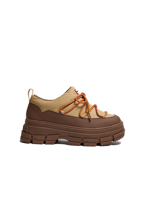 [UNISEX] 원더러 푸퍼 숏 스노우부츠 - 샌드 WFSB048POLSAN은 부드러운 샌드 컬러의 유니섹스 스노우부츠입니다. 라운드 앞코에 레이스업 방식으로 편안하게 착용할 수 있으며, 겨울철 스노우스포츠 및 일상생활에서 활용하기 좋습니다. 방수 기능과 보온성을 갖춘 폴리에스테르 소재의 푸퍼 디자인으로, 숏 탑라인과 플랫 굽이 특징입니다. 안감은 패딩 처리되어 따뜻함을 더하며, 미니멀, 캐주얼, 고프코어 스타일과 함께 여행룩, 휴가룩, 캠핑룩 등 다양한 TPO에 매치하기 좋습니다.
