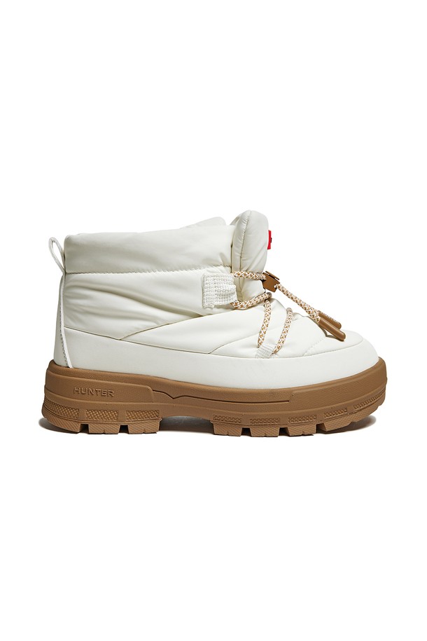 [WOMEN] 익스플로러 온 푸퍼 레이스업 부티 - 화이트윌로우 HDWK103FBZWWG는 여성용 부티입니다. 아웃도어 활동과 일상생활 모두에 적합하며, 특히 겨울철에 따뜻하게 착용할 수 있습니다. 4cm 플랫 굽에 EVA 러버 아웃솔을 사용하여 편안한 착용감과 미끄럼 방지 기능을 제공합니다. 방수 기능과 무지 디자인, 레이스업 여밈이 특징이며, 캐주얼, 미니멀, 고프코어 스타일을 연출하기 좋습니다. 나일론, 폴리에스테르, 폴리우레탄, 고무 등 다양한 소재로 제작되었으며, 핸드메이드 제작으로 완성도를 높였습니다.
