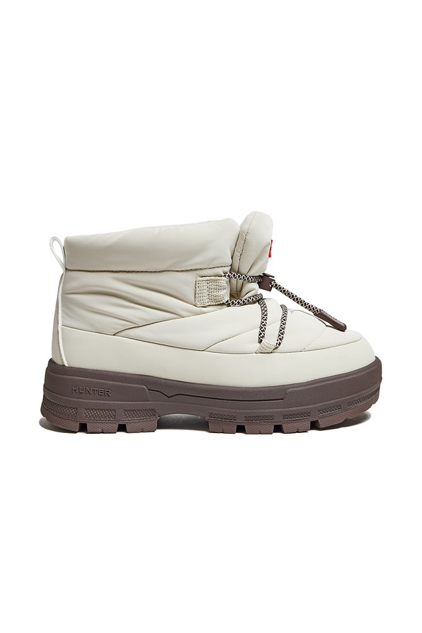 [WOMEN] 익스플로러 온 푸퍼 레이스업 부티 - 소프트샌드 HDWK103FBZSFD는 여성용 부티로, 가을과 겨울에 어울리는 디자인입니다. 라운드 앞코와 4cm 플랫 굽으로 편안함을 강조하며, 소프트샌드 컬러가 따뜻한 분위기를 연출합니다. 나일론, 폴리에스테르, 폴리우레탄을 주요 소재로 사용하고, 폴리에스테르 안감으로 마감했습니다. 레이스업 방식으로 발을 안정적으로 잡아주며, 앵클 탑라인으로 다리를 더욱 슬림하게 보여줍니다. 핸드메이드 공정, 천연고무, FSC 인증 소재 사용 등 섬세한 마감으로 완성도를 높인 제품입니다. 출근룩과 모임룩, 그리고 클래식, 미니멀, 캐주얼 스타일 모두에 잘 어울립니다.
