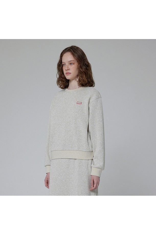 "WOMEN" 플레이 플리스 크루넥 - 스무스페블 HDW0002AMZSMP는 부드러운 촉감의 플리스 안감과 두꺼운 두께로 따뜻함을 제공하는 여성용 티셔츠입니다. 베이직하고 캐주얼한 스타일로 일상에서 편안하게 착용하기 좋으며, 가을과 겨울에 적합합니다. 레귤러핏의 긴소매 크루넥 디자인이며, 무지 패턴의 스무스페블 컬러로 미니멀하고 클래식한 분위기를 연출합니다. 자연스러운 고무 구조와 수작업 제작 방식으로 섬세하게 만들어졌으며, 1년 품질 보증으로 안심하고 구매할 수 있습니다. 폴리에스테르 소재로 제작되었습니다.
