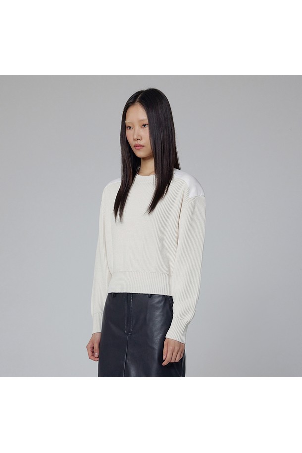 [WOMEN] 크루넥 우븐 어깨 패치 스웨터 - 아이보리 HDW0003AKZIVO는 가을, 겨울 시즌에 어울리는 여성용 스웨터입니다. 베이직하고 미니멀한 스타일로, 출근룩과 모임룩에 모두 활용 가능합니다. 부드러운 촉감의 면, 울 혼방 소재에 두꺼운 두께감으로 포근함을 더했습니다. 레귤러핏 크루넥 디자인이며, 어깨 패치 디테일이 포인트입니다. 긴 소매 기장의 레귤러 기장 상의로 클래식, 미니멀, 캐주얼 등 다양한 스타일을 연출할 수 있습니다.

