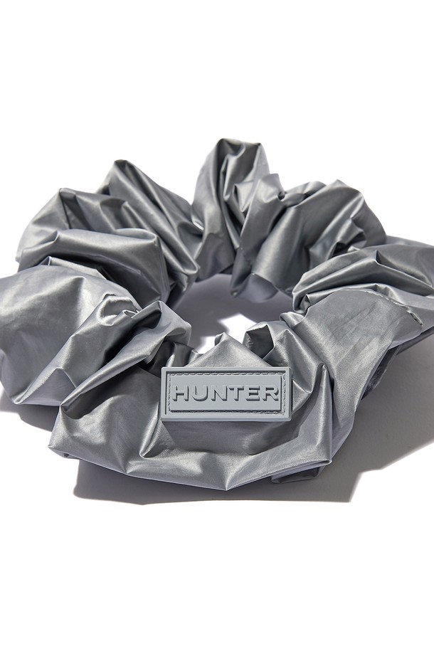 [WOMEN] 글로시 헤어 스크런치 - 실버 HDW0001CZZSIL은 여성들을 위한 헤어 액세서리입니다. 부드러운 나일론 소재로 제작되어 사계절 내내 편안하게 사용할 수 있으며, 글로시한 광택감이 특징입니다. 무지 디자인에 스크런치 형태로 제작되어 머리를 간편하게 고정할 수 있습니다. 데이트룩, 카페룩, 모임룩 등 다양한 TPO에 미니멀, 걸리시, 클래식 스타일로 연출하기 좋습니다. 실버 컬러로 세련된 느낌을 더해줍니다.
