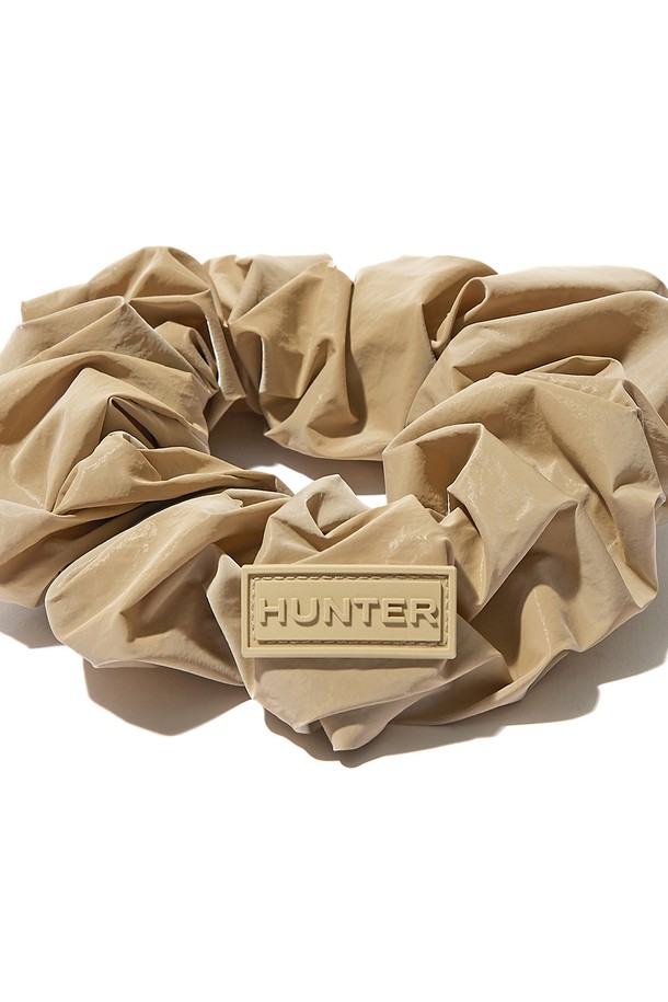 [WOMEN] 글로시 헤어 스크런치 - 베이지 HDW0001CZZBEI는 여성용 헤어 액세서리입니다. 부드러운 나일론 소재로 제작되었으며, 은은하게 빛나는 글로시 디자인이 특징입니다. 수제작으로 제작되어 꼼꼼하고, 고무 소재와 신축성 있는 디자인으로 편안한 착용감을 제공합니다. 데이트룩, 카페룩, 집콕룩 등 다양한 TPO에 활용 가능하며, 미니멀, 걸리시, 캐주얼 스타일을 연출하기 좋습니다. 사계절 내내 활용할 수 있는 베이지 컬러의 무지 스크런치로, 헤어 스타일에 포인트를 더해보세요.
