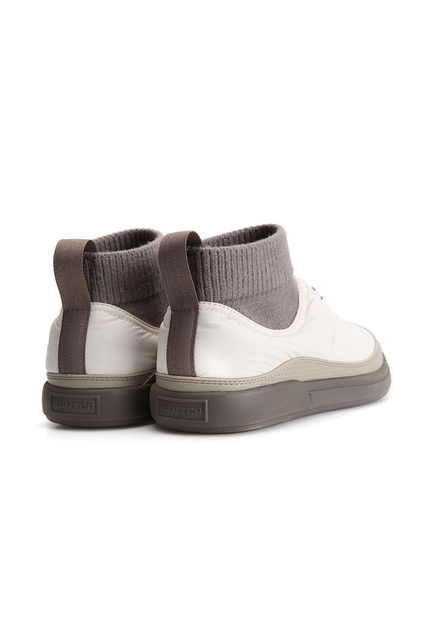 [MEN] 인앤아웃 푸퍼 니트 커프 부츠 - 캐스트 MFS9002RENCFJ는 남성용 부츠입니다. 라운드 앞코에 무지 디자인, 니트 소재와 니트 안감으로 편안함을 더했습니다. 가을, 겨울 시즌에 어울리는 슬립온 스타일의 부츠로, 플랫 굽에 니트 커프스가 특징입니다. 출근룩과 산책룩에 캐주얼, 미니멀, 시티보이 스타일을 연출하기 좋습니다. 화이트와 그레이 두 가지 색상으로 만나보세요.
