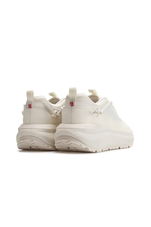 [UNISEX] 헌터 그립 트래블 스니커즈 - 셰이디드화이트 UFF7107RENSHW는 여행, 일상, 워킹에 적합한 유니섹스 스니커즈입니다. 셰이디드화이트 컬러의 이 스니커즈는 라운드 앞코에 플랫 굽으로 편안함을 더했습니다. 합성가죽 소재로 제작되었으며, 무지 패턴에 끈으로 여미는 스타일입니다. 그립감을 강화하고 트래블 라인으로 제작되어 여행룩, 산책룩 등 캐주얼, 미니멀, 스포티한 스타일에 매치하기 좋습니다. 봄, 여름, 가을 계절에 활용하기 좋은 로우탑 디자인입니다.
