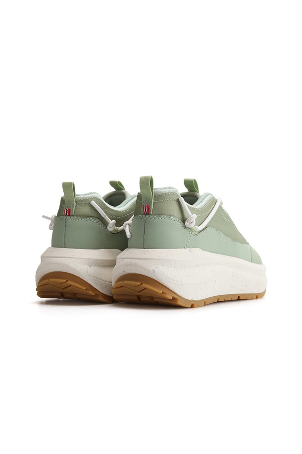 [UNISEX] 헌터 그립 트래블 스니커즈 - 글램그린 UFF7107RENGSW는 여행과 일상에서 모두 활용하기 좋은 유니섹스 스니커즈입니다. 봄, 여름, 가을 세 계절에 걸쳐 착용 가능하며, 라운드 앞코 디자인으로 편안함을 더했습니다. 글램그린 컬러의 무지 패턴이 미니멀하고 스포티한 스타일을 연출하며, 끈으로 여미는 방식입니다. 나일론과 고무 소재로 제작되어 우수한 그립감을 제공하며, 여행룩과 산책룩에 잘 어울립니다.
