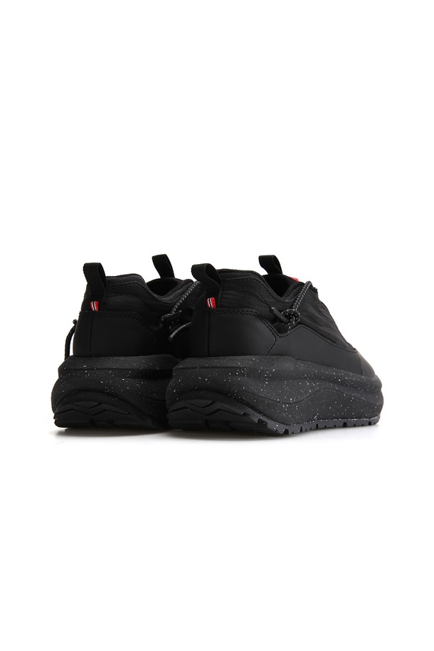 [UNISEX] 헌터 그립 트래블 스니커즈 - 블랙 UFF7107RENBLK는 여행과 일상에서 모두 활용 가능한 유니섹스 스니커즈입니다. 블랙 색상의 라운드 앞코 디자인으로, 봄, 여름, 가을, 겨울 사계절 모두 착용 가능합니다. 끈으로 여미는 스타일의 로우탑 디자인이며, 합성가죽 소재를 사용하여 편안함과 내구성을 동시에 제공합니다. 플랫 굽에 무지 패턴으로 미니멀하고 캐주얼한 스타일을 연출하며, 특히 그립감을 강화하여 활동성을 높였습니다. 여행룩에 완벽하게 어울리는 스포티한 디자인의 스니커즈입니다.
