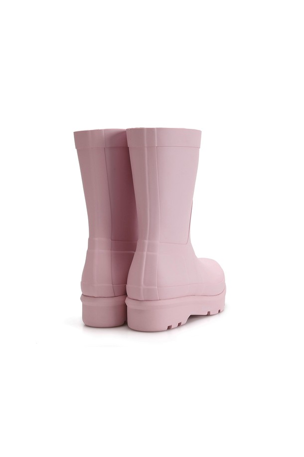 [WOMEN] 오리지날 2.0 숏 레인부츠 - 아젤리아핑크 UFS7000RMAAPL은 여성용 레인부츠로, 4.5cm 로우힐 굽으로 편안함을 더했습니다. 아젤리아핑크 컬러의 무지 디자인과 라운드 앞코가 특징이며, 캐주얼 및 미니멀 스타일 연출에 적합합니다. FSC 러버, 고무, 재생 폴리에스터 등 튼튼한 소재로 제작되었으며, 핸드메이드, 방수, 벌커나이징 공법으로 우수한 내구성을 자랑합니다. 봄, 여름, 가을, 겨울 사계절 내내 착용 가능하며, 양말과 함께 착용하는 것을 권장합니다.