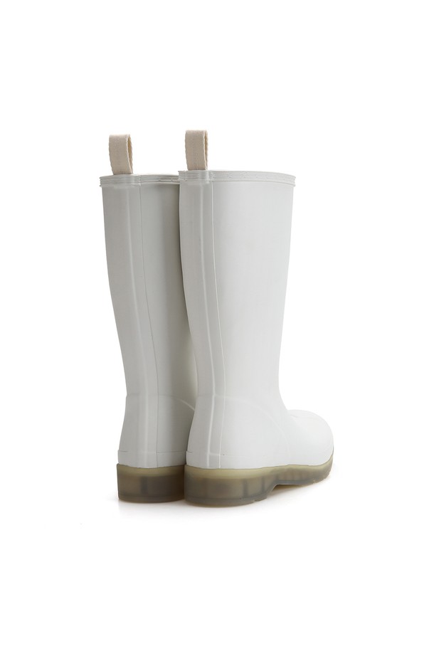 [WOMEN] 플레이 트랜스루센트 톨 레인부츠 - 셰이디드화이트 WFTK001RMASHW는 여성용 레인부츠로, 미니멀, 캐주얼, 클래식 스타일을 지향합니다. 셰이디드화이트 색상의 무지 디자인에 라운드 앞코, 3.35cm 로우힐 굽으로 편안함을 더했습니다. 봄, 여름, 가을, 겨울 사계절 모두 착용 가능하며, 일상과 하이킹 TPO에 적합합니다. FSC 인증 천연고무, 재활용 폴리에스터 라이닝, 방수 기능, 핸드메이드, 3D 패턴 커팅, 알루미늄 라스트 몰딩, 전통적 가황 공법으로 제작되었습니다. 발볼은 와이드하며, 톨 탑라인과 오픈형 신발 여밈으로 편안한 착용감을 제공합니다.
