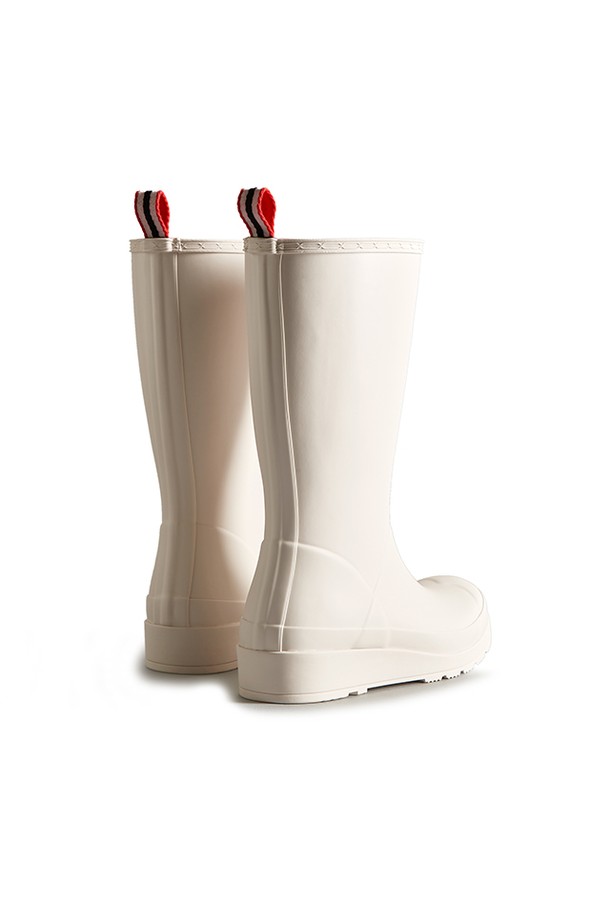 [WOMEN] 오리지날 플레이 톨 레인부츠 - 캐스트 WFT2007RMACAS는 여성용 롱부츠로, 라운드 앞코에 3cm 로우힐 굽을 갖춘 신발입니다. FSC 인증 천연고무와 재활용 폴리에스터 안감을 사용하여 제작되었으며, 핸드메이드 방식으로 꼼꼼하게 만들어졌습니다. 미니멀, 캐주얼, 클래식 스타일을 소화하며, 우천시나 일상생활에서 모두 착용 가능합니다. 방수 및 생활 방수 기능을 제공하며, 와이드 발볼로 편안한 착용감을 선사합니다. 색상은 화이트이며, 오픈형으로 신고 벗기 편리합니다.
