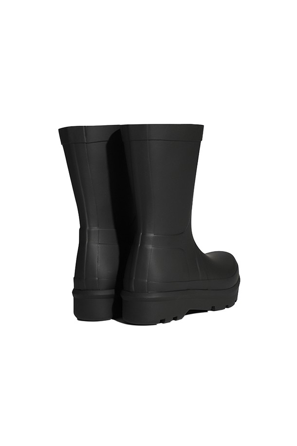 [UNISEX] 오리지날 2.0 숏 레인부츠 - 블랙 UFS7000RMABLK는 남녀 모두 착용 가능한 유니섹스 레인부츠입니다. 봄, 여름, 가을, 겨울 사계절 내내 활용 가능하며, 일상생활과 우천 시에 적합합니다. 라운드 토우 디자인에 플랫 굽으로 편안함을 강조했으며, 블랙 컬러의 무지 디자인으로 미니멀, 클래식, 캐주얼 스타일을 연출하기 좋습니다. 고무와 폴리우레탄 소재로 제작되어 방수 및 생활 방수 기능을 제공하며, 여행룩과 휴가룩에 매치하기 좋습니다. 숏 탑라인으로 활동성을 높인 오픈형 레인부츠입니다.
