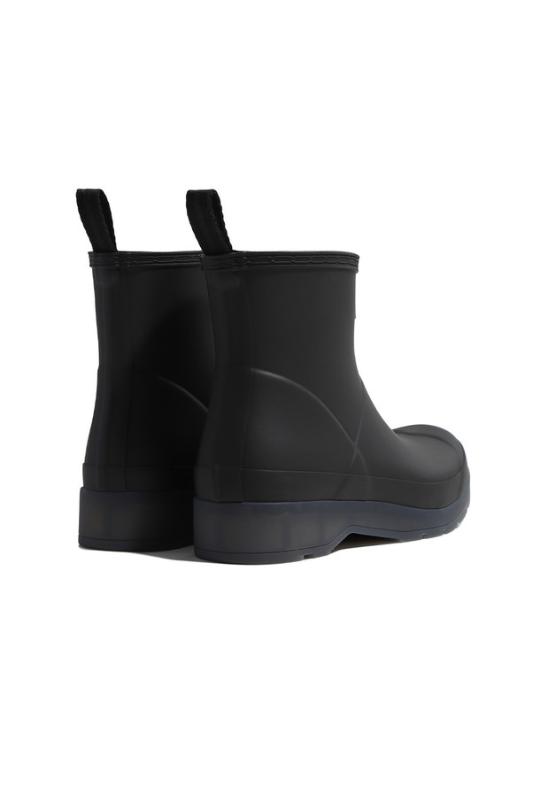 [WOMEN] 플레이 트랜스루센트 숏 레인부츠 - 블랙 WFS4001RMABLK는 여성용 레인부츠입니다. 봄, 여름, 가을 계절에 우천시 또는 일상생활에서 착용하기 적합하며, 여행룩과 캐주얼 및 미니멀 스타일 연출에 활용할 수 있습니다. 블랙 색상의 라운드 앞코, 숏 탑라인 디자인으로, 고무와 PVC 소재를 사용하여 제작되었으며, 플랫 굽에 생활 방수 기능을 갖추었습니다. 투명 소재와 오픈형 디자인으로, 어떤 스타일에도 매치하기 용이합니다.
