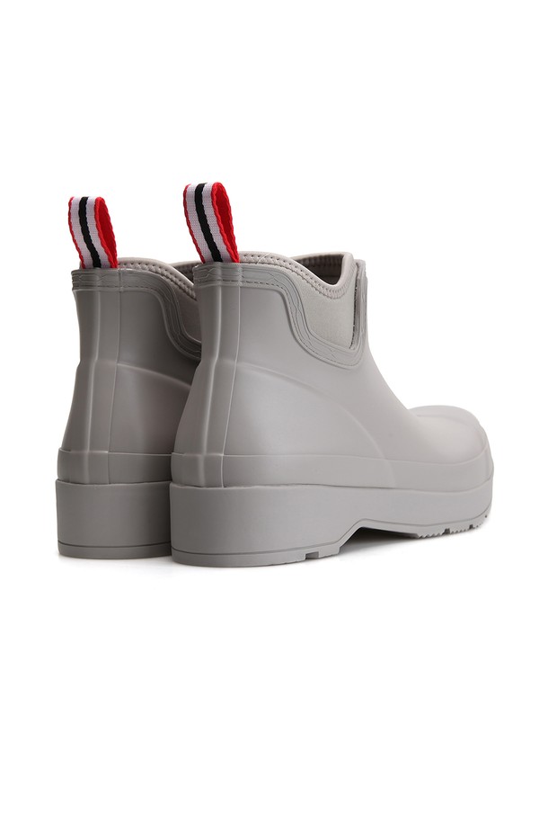 [MEN] 플레이 네오프렌 첼시 레인부츠 - 징크 MFS9022RMAZNC는 남성용 첼시 부츠로, 징크 컬러의 세련된 디자인이 특징입니다. 네오프렌과 고무 소재를 사용하여 방수 및 생활 방수 기능을 갖춰, 봄, 여름, 가을, 겨울 사계절 모두 활용 가능합니다. 라운드 앞코와 플랫 굽으로 편안한 착용감을 제공하며, 슬립온 디자인으로 신고 벗기 편리합니다. 미니멀, 캐주얼, 클래식 스타일의 출근룩에 잘 어울리는 앵클 부츠입니다.
