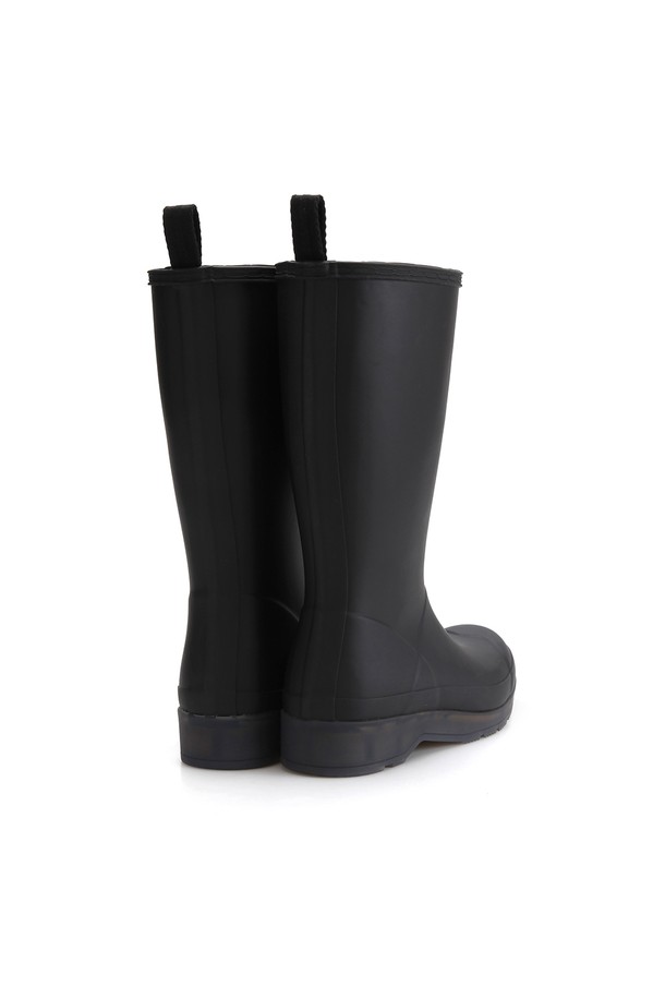 [WOMEN] 플레이 트랜스루센트 톨 레인부츠 - 블랙 WFTK001RMABLK는 여성용 레인부츠입니다. 방수 기능과 3.35cm 로우힐 굽으로 우천시, 아웃도어 활동, 일상생활에서 활용하기 좋습니다. 블랙 색상의 무지 디자인과 라운드 앞코, 미드컷 탑라인이 특징이며, FSC 인증 천연고무와 재활용 폴리에스터 안감, 수작업 가황 처리로 내구성을 높였습니다. 3D 컷 패턴, 알루미늄 라스트 제작, 와이드 발볼로 편안한 착용감을 제공하여 여행룩, 미니멀, 클래식, 캐주얼 스타일을 연출하기 좋습니다.
