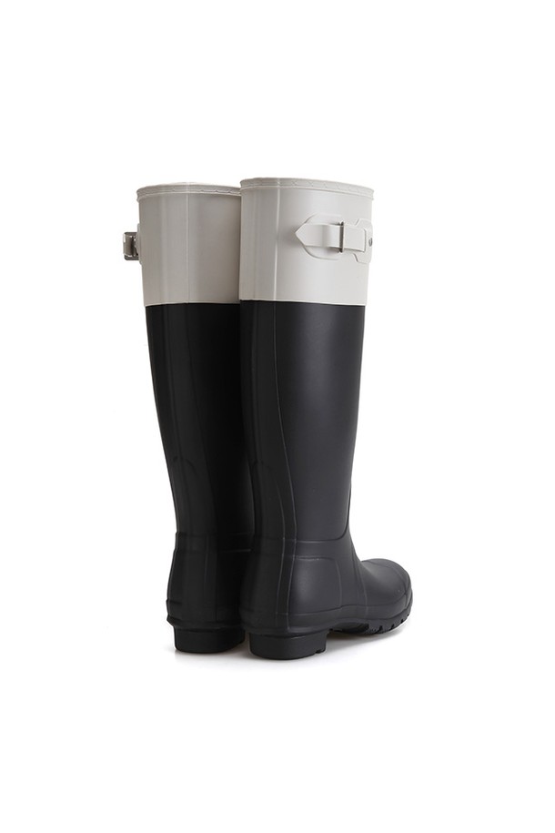 [WOMEN] 오리지널 컬러 블록 톨 레인부츠 - 블랙/캐스트 WFT2272RMABCA는 비 오는 날과 야외 활동에 적합한 여성 레인부츠입니다. 라운드 앞코에 3cm 로우 힐 디자인으로 편안한 착용감을 제공하며, 방수 기능으로 우수한 실용성을 자랑합니다. 블랙과 화이트 컬러 배색의 컬러 블록 패턴은 캐주얼, 미니멀, 클래식 스타일을 모두 아우르며, 재생 폴리에스터 안감과 FSC 인증 천연고무, 핸드메이드, 벌커나이징 공법 등 섬세한 디테일이 돋보입니다. 미드컷 탑라인과 버클 신발 여밈, 3D 패턴 커팅과 알루미늄 라스트 구조가 적용되었습니다. 봄, 여름, 가을, 겨울 사계절 내내 여행룩을 포함한 다양한 스타일에 매치하여 스타일리시하게 연출할 수 있습니다.
