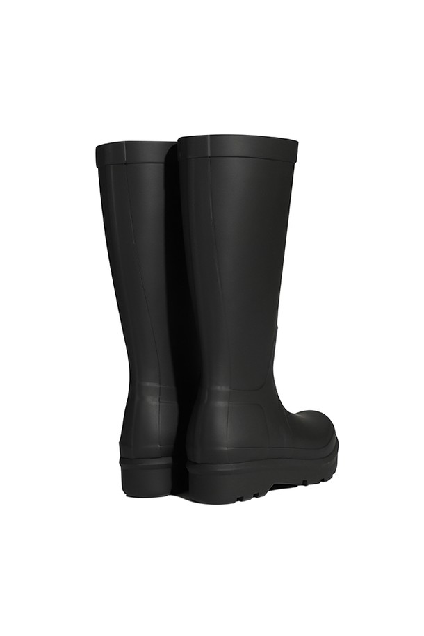 [UNISEX] 오리지날 2.0 톨 레인부츠 - 블랙 UFT7000RMABLK는 미니멀, 캐주얼, 클래식 스타일을 아우르는 유니섹스 레인부츠입니다. 봄, 여름, 가을, 겨울 사계절 내내 착용 가능하며, 일상과 우천 시 모두 활용 가능합니다. 블랙 컬러의 무지 디자인으로 어떤 스타일에도 쉽게 매치할 수 있습니다. 45mm 통굽 디자인으로 안정적인 착화감을 제공하며, FSC 인증 고무와 재활용 폴리에스터 안감을 사용하여 제작되었습니다. 3D 패턴 커팅과 벌커나이즈드 제조 방식으로 완성되어 방수 기능과 뛰어난 내구성을 자랑하며, 겨울 데일리룩에 완벽하게 어울립니다.
