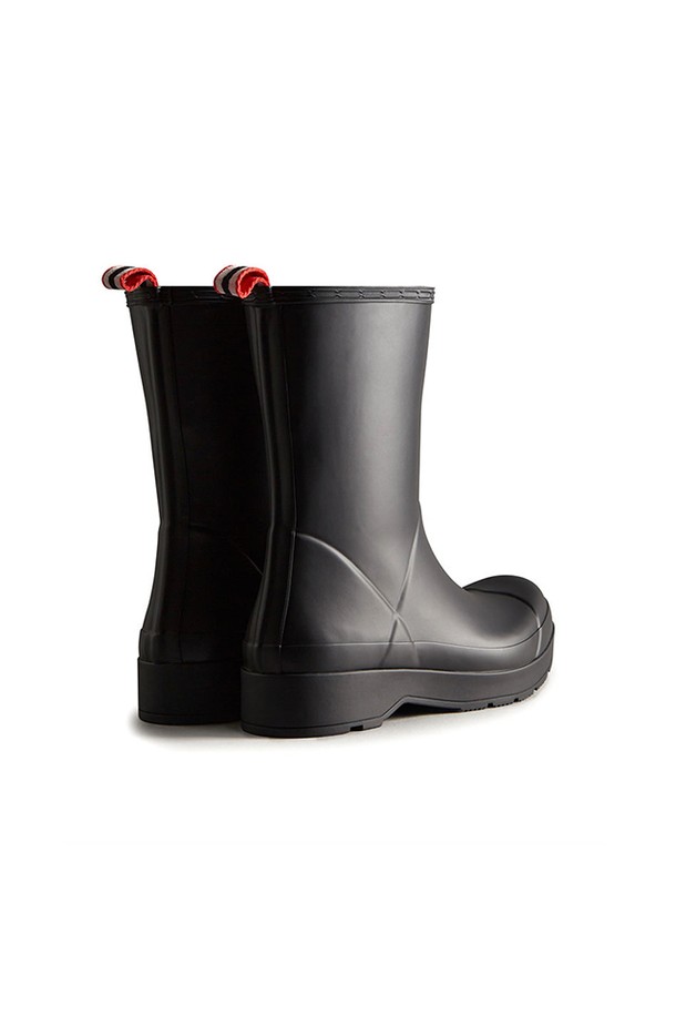 [MEN] 오리지날 플레이 미드 레인부츠 - 블랙 MFS9087RMABLK는 남성용 레인부츠로, 캐주얼, 미니멀, 클래식 스타일을 연출합니다. 블랙 컬러의 라운드 앞코 디자인이며, 일상생활과 우천 시에 모두 착용 가능합니다. 4cm 굽 높이의 플랫 굽으로 제작되었으며, 방수 기능과 내구성이 뛰어납니다. 핸드메이드, 내추럴 러버 소재, FSC 인증 소재를 사용하여 제작되었으며, 슬립온 형태로 간편하게 착용할 수 있습니다. 봄, 여름, 가을, 겨울 사계절 모두 활용 가능한 실용적인 아이템입니다.
